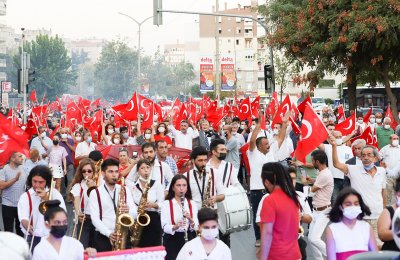 Binlerce yürek bir oldu, 30 Ağustos coşkusunu Bayraklı sokaklarına taşıdı